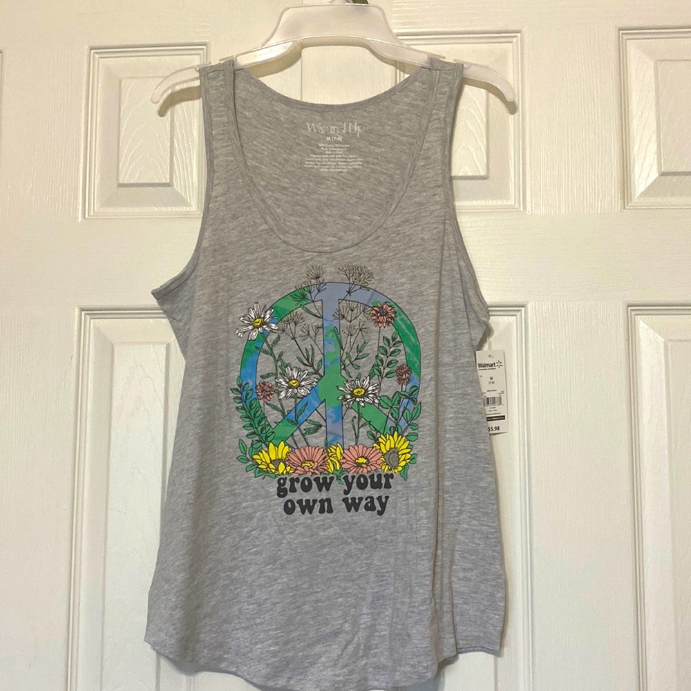 Wound Up Earth Peace graphics Junior tank top; size: Medium Juniors(7-9)